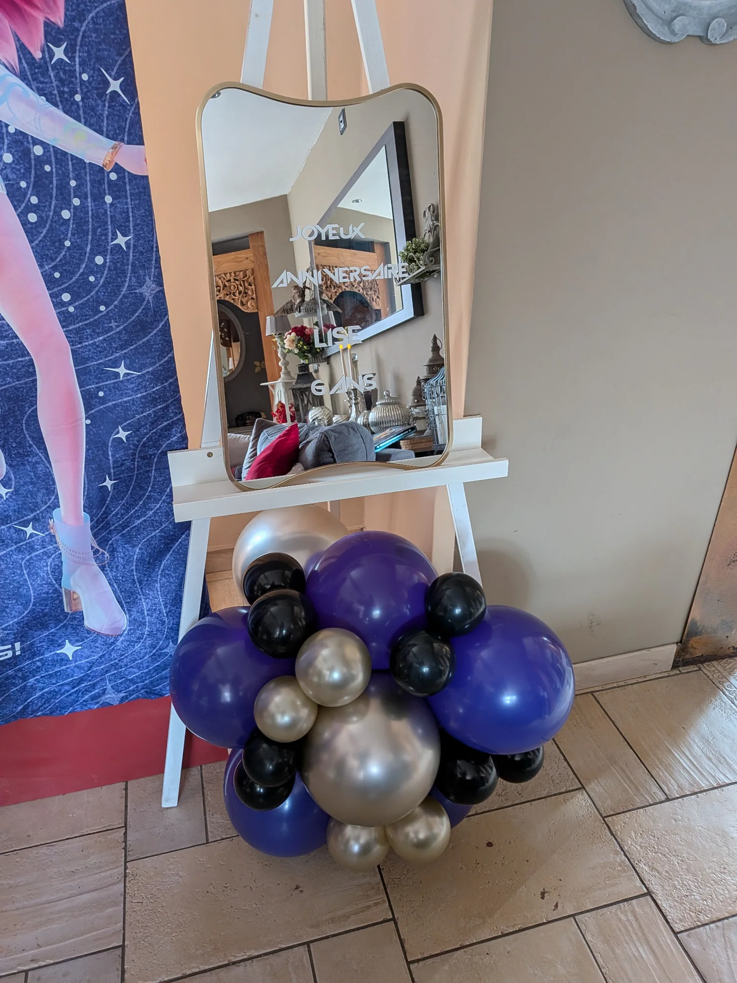 Miroir personnalisé Joyeux anniversaire Lise 6 ans sur un chevalet entouré de ballons