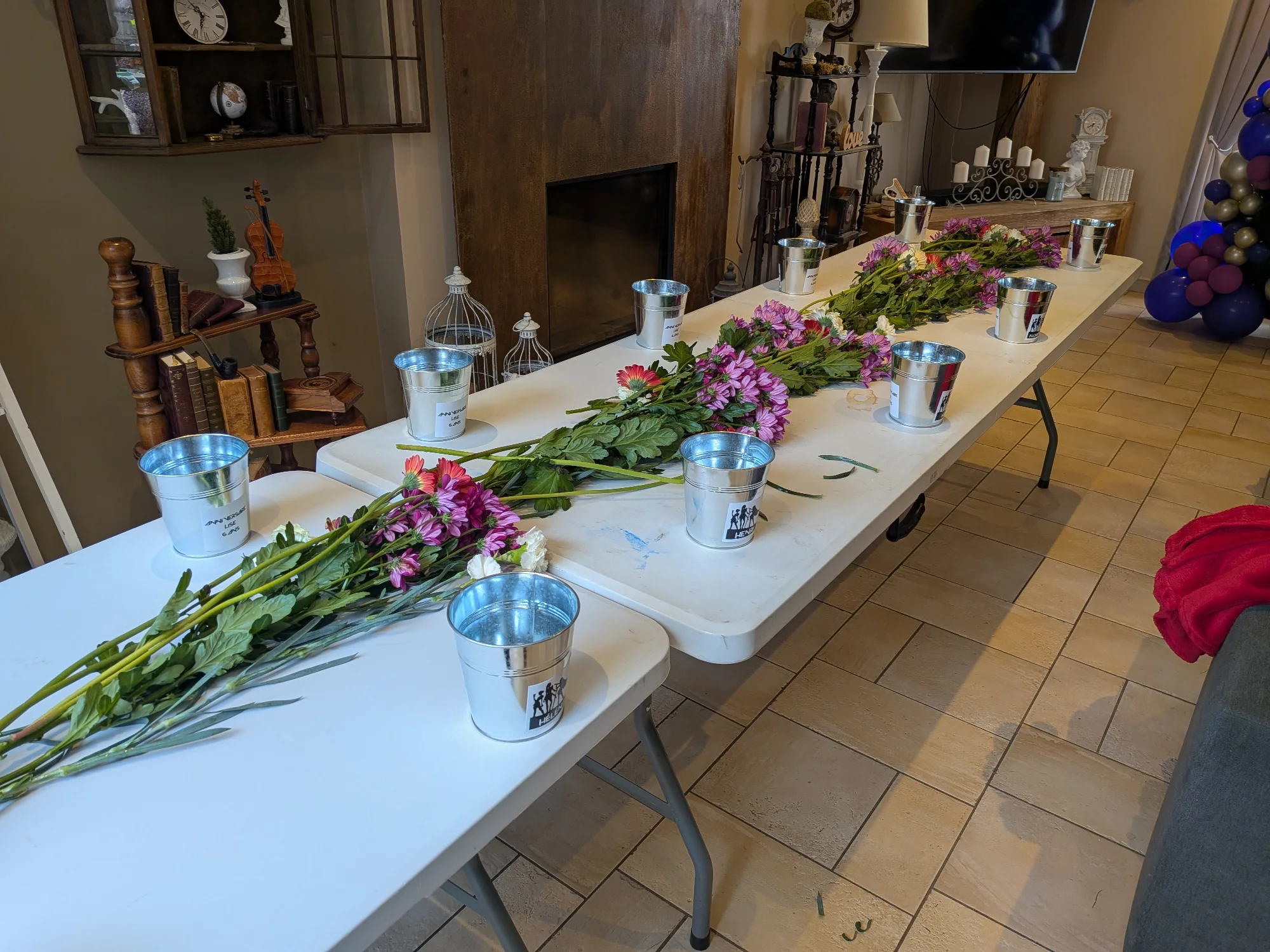 Tables et fleurs préparées avant l’atelier de composition florale des enfants