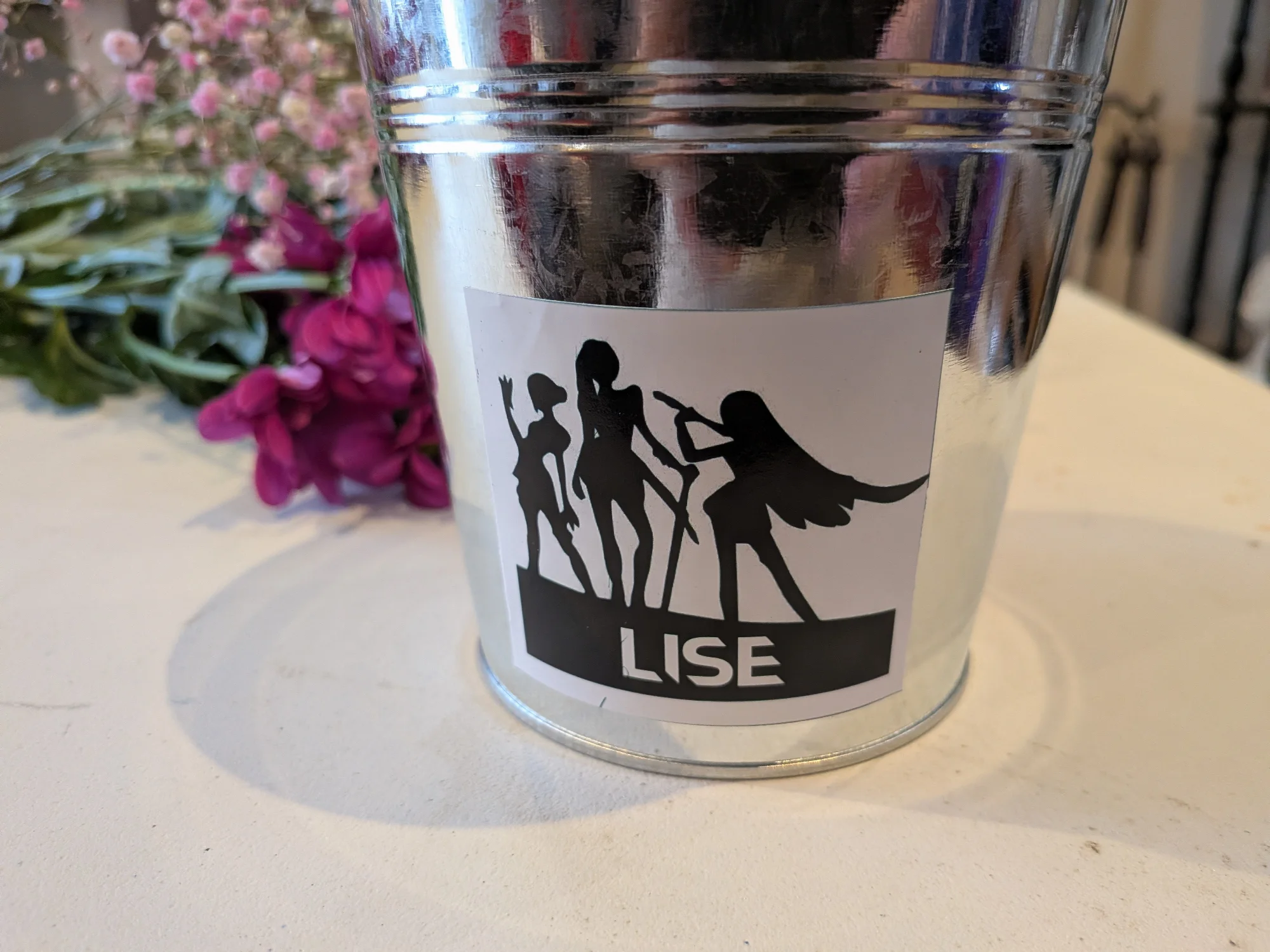 Autre face d’un pot de l’atelier avec silhouettes K-pop et prénom personnalisé