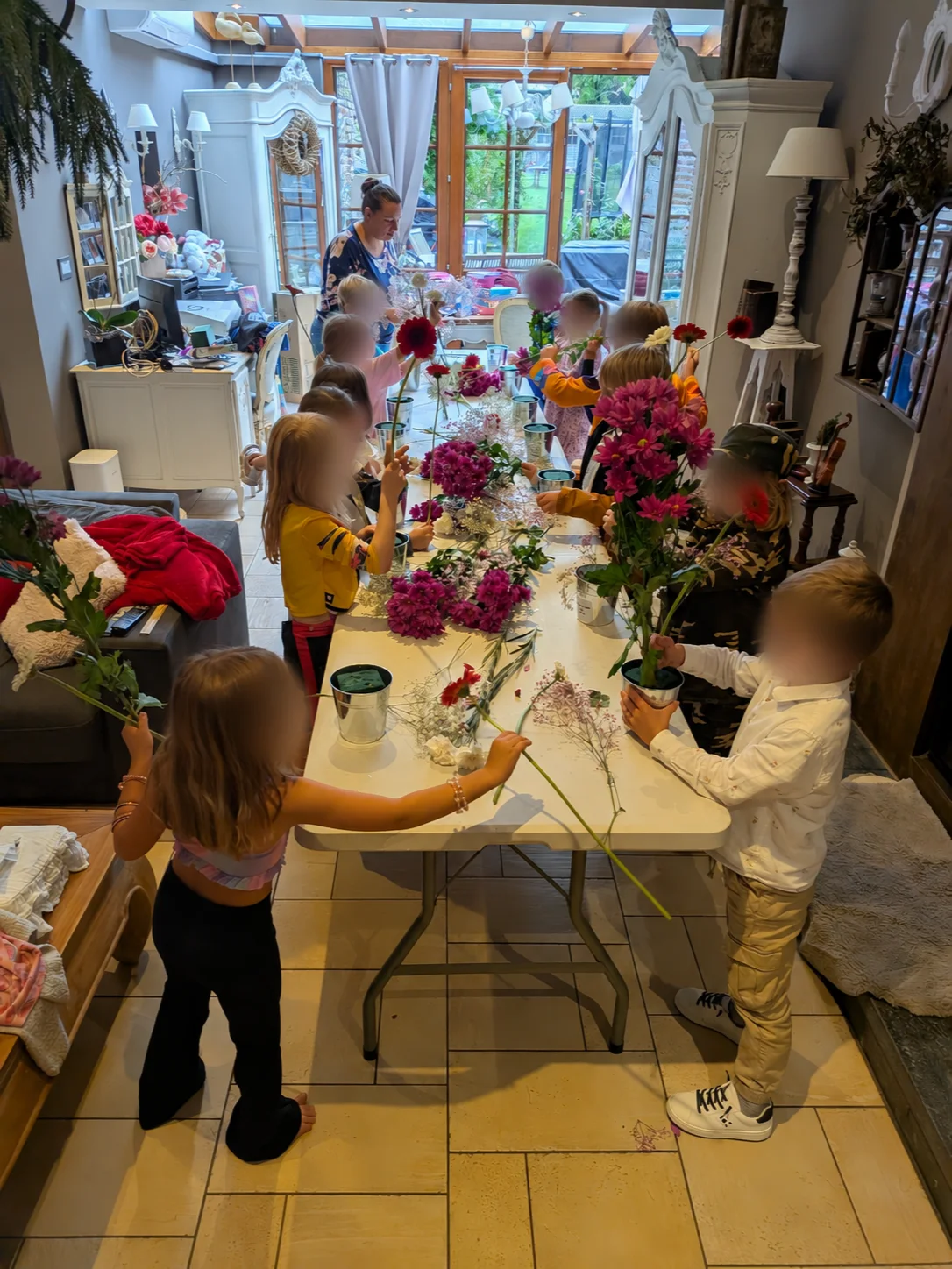 Enfants en plein atelier de composition florale, avec leurs visages floutés