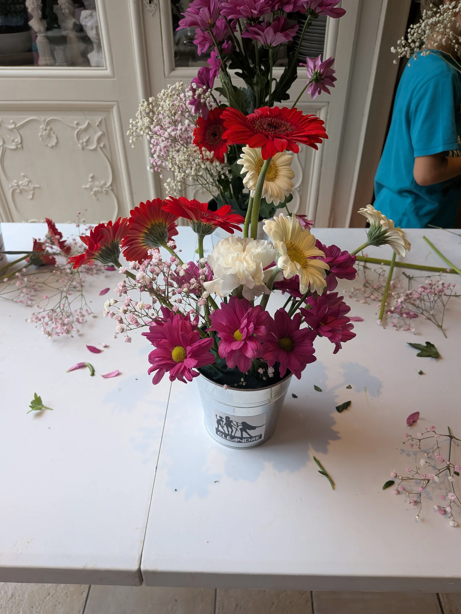 Composition florale réalisée par un enfant dans son pot personnalisé K-pop