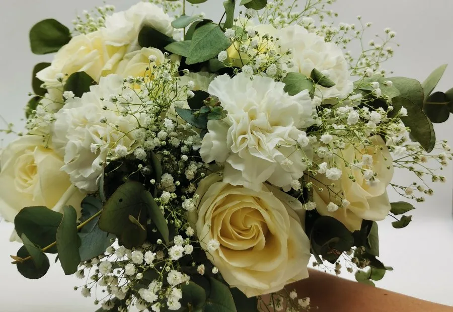 Bouquet de mariée avec fleurs fraîches