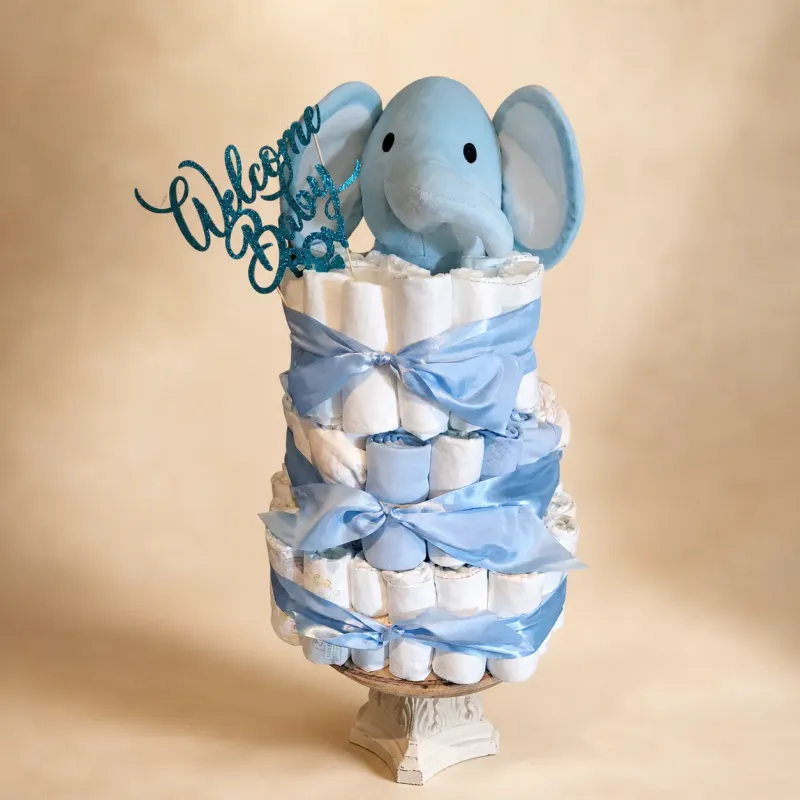 Gâteau de langes bleu avec peluche éléphant pour naissance ou baby shower