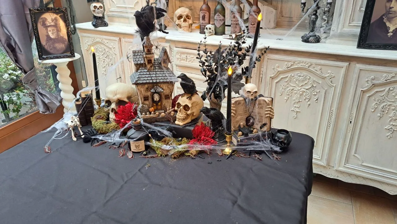Table Halloween cabinet de curiosités gothique chic
