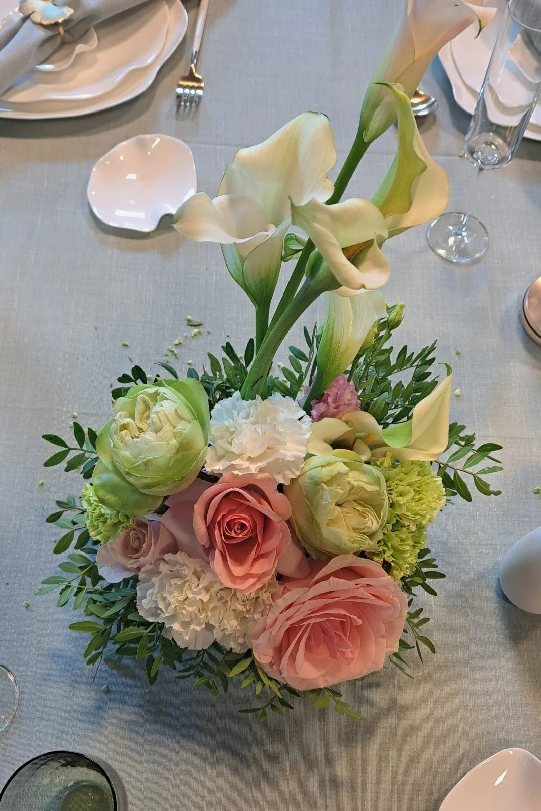 Composition florale de table avec fleurs fraîches